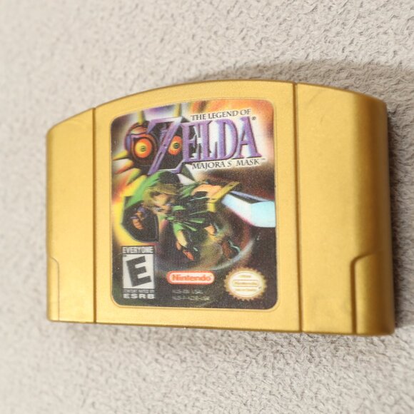 The Legend of Zelda: Majora's Mask - Collector's Edition Holographic N64 - Picture 2 of 9